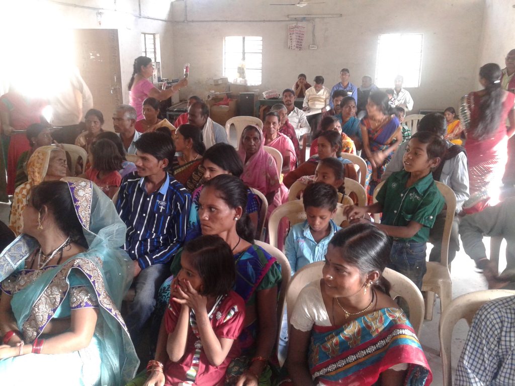 Die Informationsveranstaltungen der CRTDP-Beratungsstelle bei Nagpur stoßen auf großes Interesse, nicht nur bei Frauen. Foto: DIZ / Jona A. Dohrmann